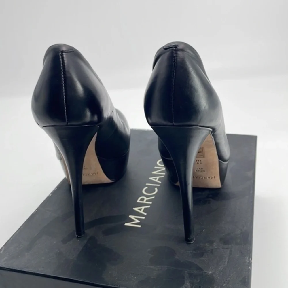 UEC Marciano black leather platform rounded toe pumps size 7